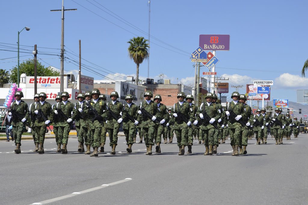 Imponentes. Destaca la participación de los elementos del Ejército Mexicano, quienes son los preferidos de las familias, especialmente de los más pequeños. (EL SIGLO DE TORREÓN)