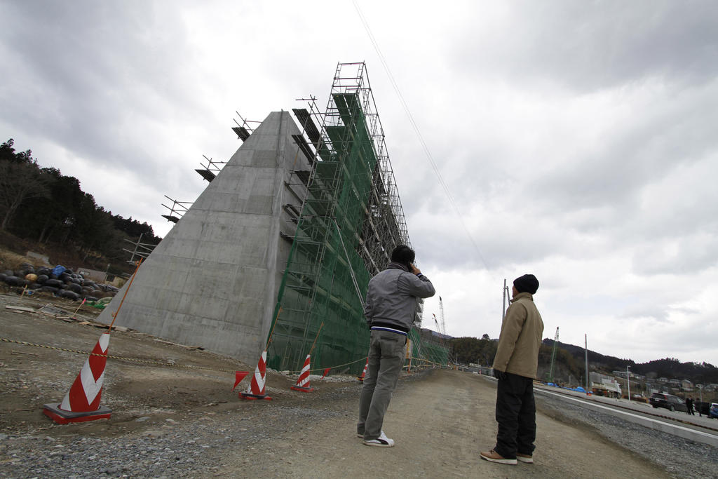 El país oriental busca evitar futuros desastres y concentra sus esfuerzos en la construcción de una cadena de muros de cemento de 400 kilómetros de largo y más de 10 metros de alto; algunos han apoyado el proyecto, pero otros se oponen. (AP) 