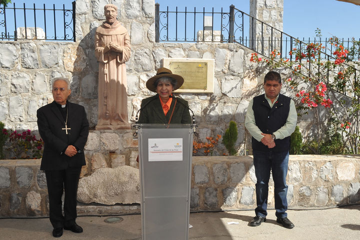 Homenaje. Develan placa en honor al padre 'Grillo'.