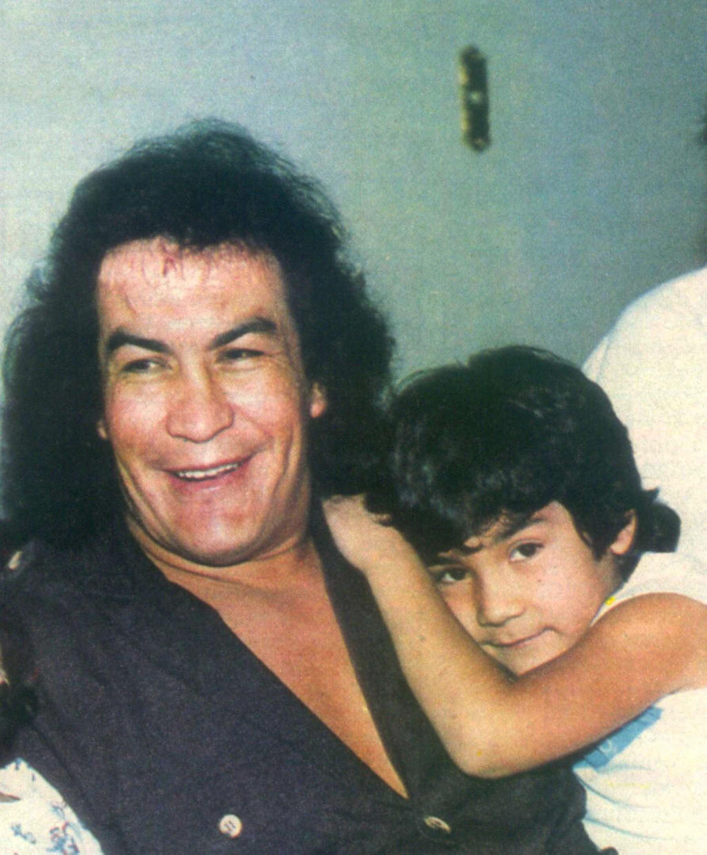 
El legendario luchador, Perro Aguayo, junto a su hijo el Hijo del Perro Aguayo, quien siguió los pasos de su padre en el mundo de la lucha. (Notimex)