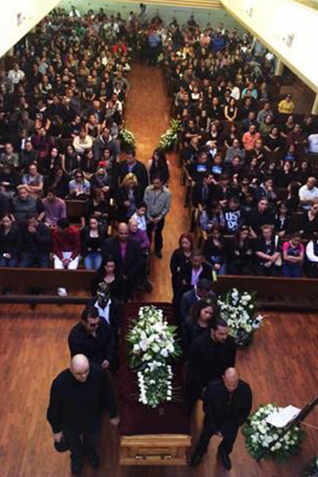 Familiares, amigos y luchadores se reunieron en Guadalajara para despidir al Hijo del Perro Aguayo en una misa de cuerpo presente. (Notimex)