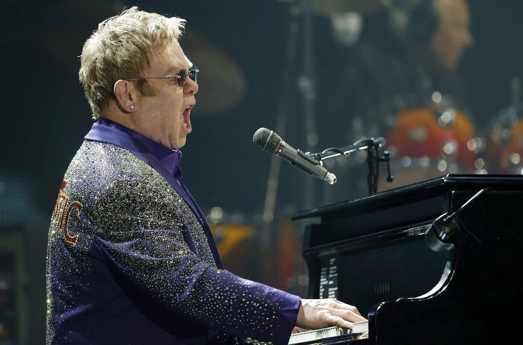 La carrera de Elton John está llena de momentos importantes e inolvidables, cuenta con un repertorio de canciones formado por cientos de temas que abarcan un período de más de 40 años de trabajo, por lo que aún continúa marcando las reglas del impredecible mundo del rock y el pop. (ARCHIVO)