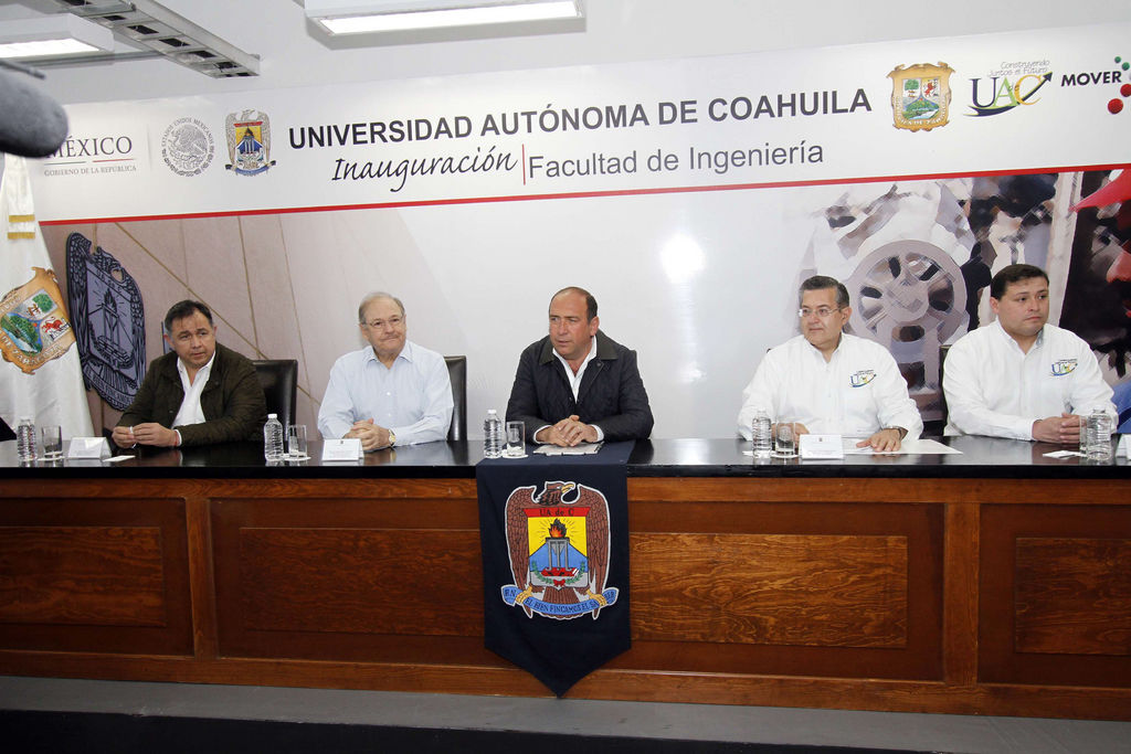 Educación. El gobernador del estado, Rubén Moreira (Centro), acudió a la inauguración.