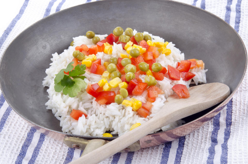 Según los investigadores la mejor manera de hacerlo es cocer el arroz a fuego lento durante 40 minutos con una cucharadita de aceite de coco, a continuación dejar enfriar y mantenerlo refrigerado durante 12 horas. (ARCHIVO)