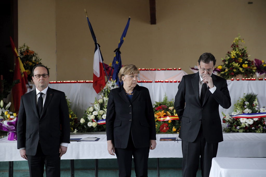Provisional.  El presidente del Gobierno español, Mariano Rajoy (d), la canciller alemana, Ángela Merkel (c) y el presidente francés, François Hollande (i), visitan la morgue provisional preparada para los restos de las víctimas del accidente aéreo. 