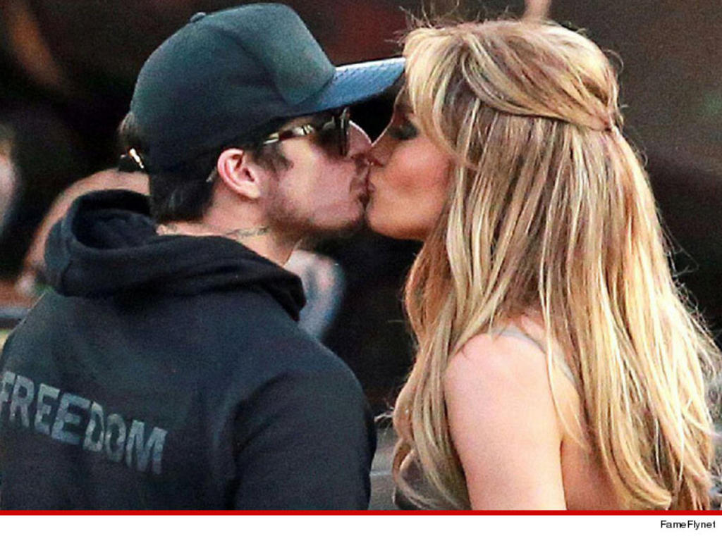 Jennifer Lopez y Casper Smart finalmente confirmaron que están juntos luego de darse un romántico beso en público.
