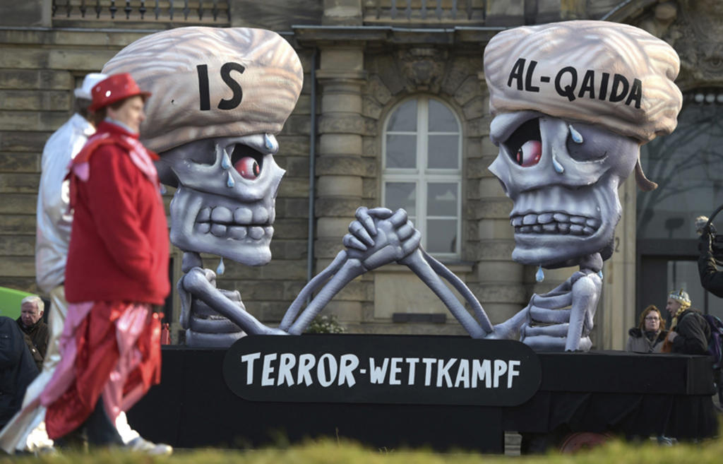 Figuras de cartón representan a miembros de Al Qaeda y de Estado Islámico durante el carnaval en Düsseldorf, Alemania, 2015. (Foto: EFE)