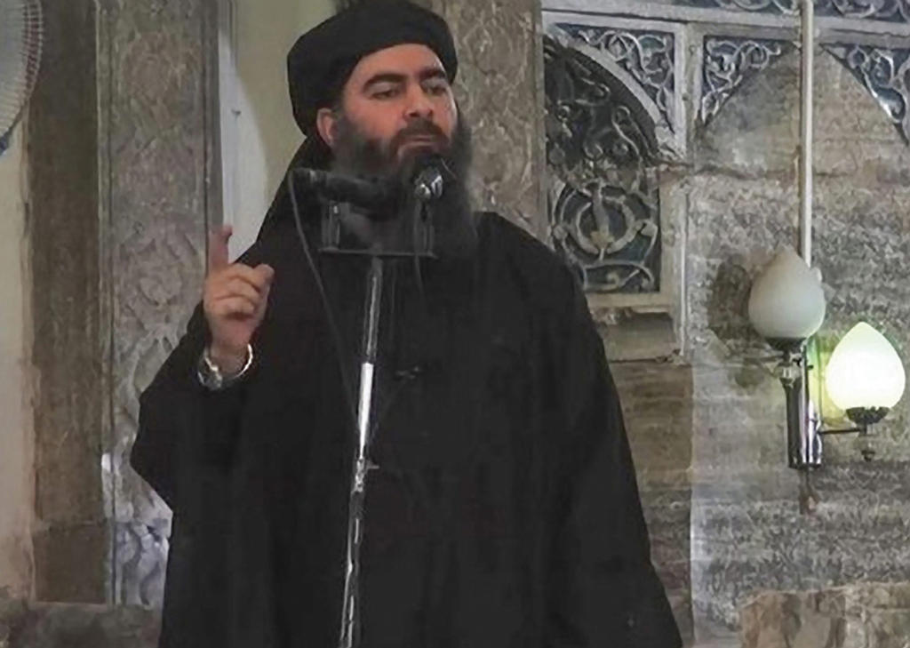 Fotograma de un vídeo cedido por el grupo Estado Islámico (EI) del califa del EI, Abu Bakr al Bagdadi al Quraishi al Husaini, pronunciando un discurso en una localización sin especificar. (Foto: EFE)