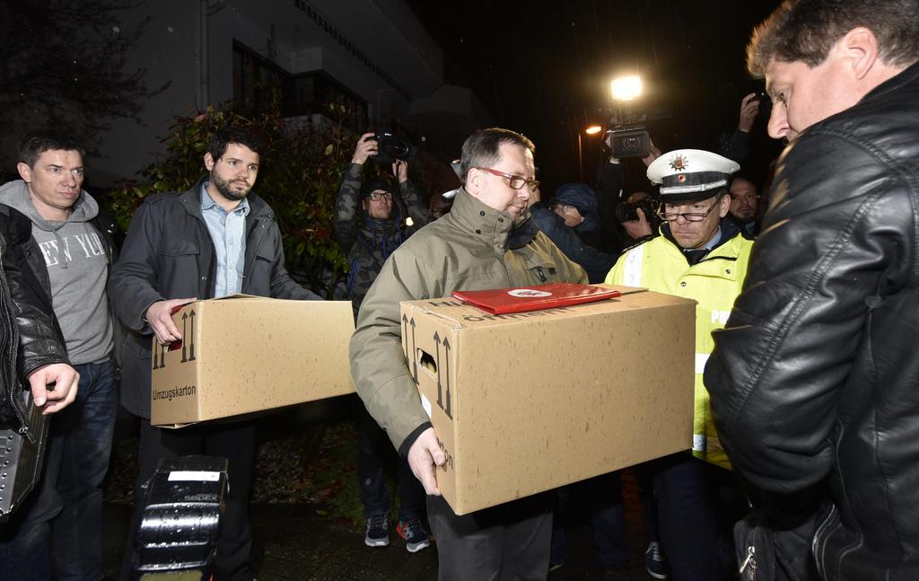 Imágenes mostraron a los agentes alemanes abandonando con bolsas y cajas las dos viviendas de Andreas Lubitz, sospechoso de haber estrellado el martes de forma deliberada el avión de Germanwings con otras 149 personas a bordo. (AP) 
