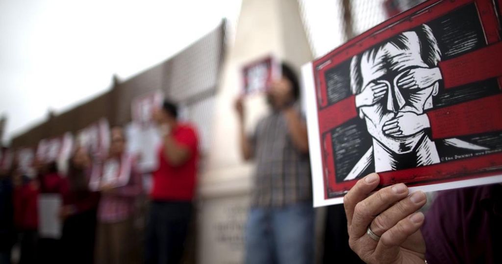 Peligros. La prensa en México sufre agresiones constantes y vive ante el acoso del poder.