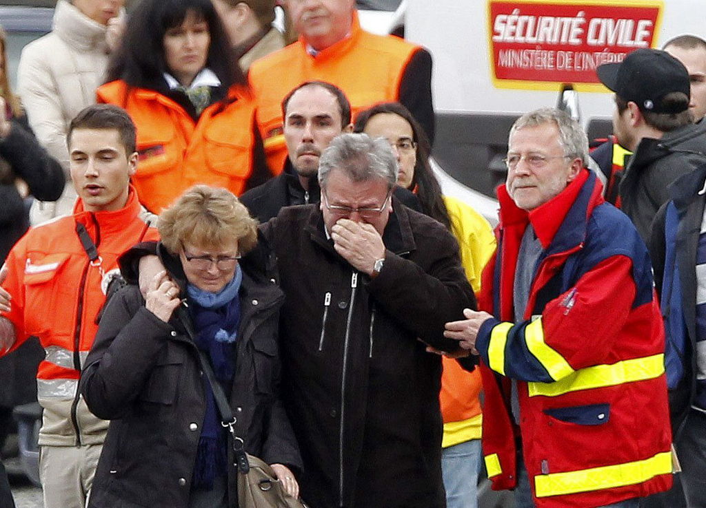 Tristeza.  Familiares de las víctimas del vuelo Barcelona-Düsseldorf que se estrelló en los Alpes el pasado martes.