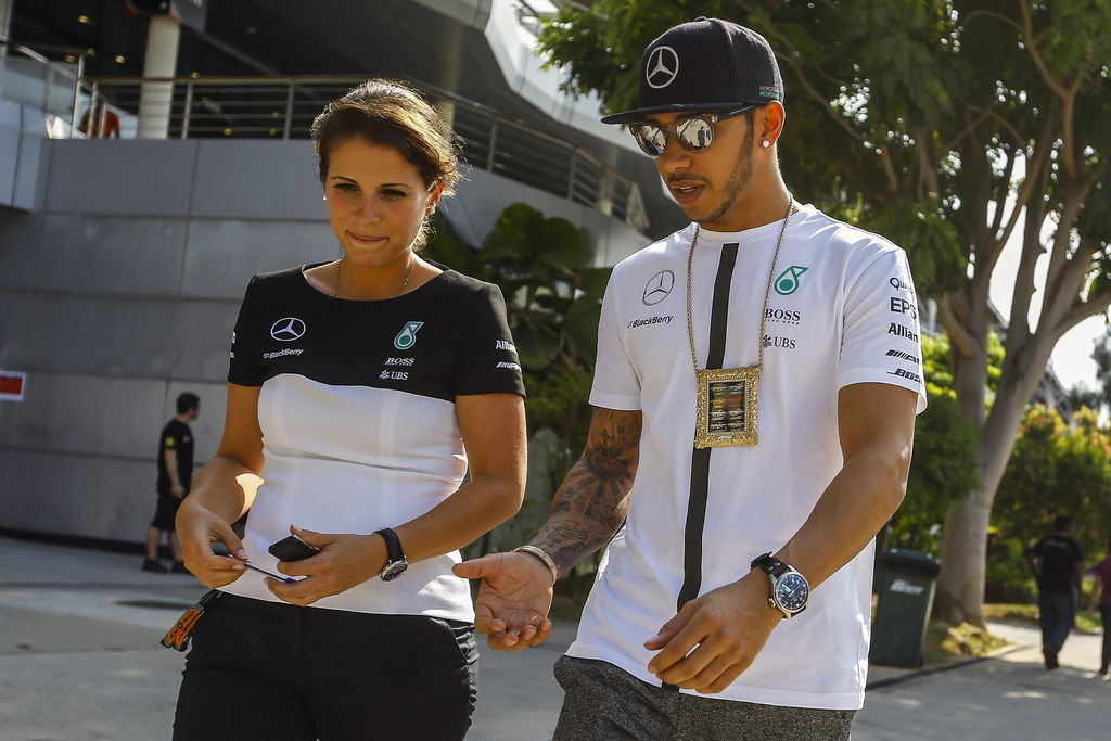 El piloto británico Lewis Hamilton camina por el circuito de Sepang. Rompen récord en carrera 5 y 10 K