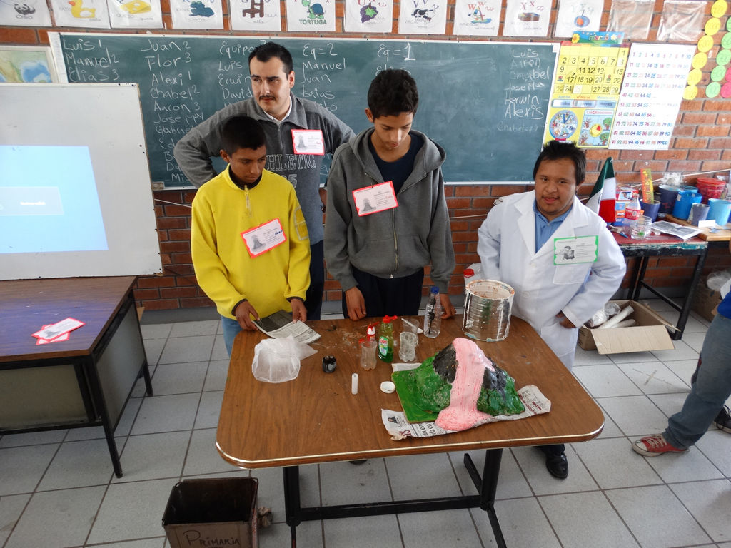 Muestran talento. Alumnos del CAM en Madero realizaron una muestra pública de sus conocimientos científicos. (Roberto Iturriaga)