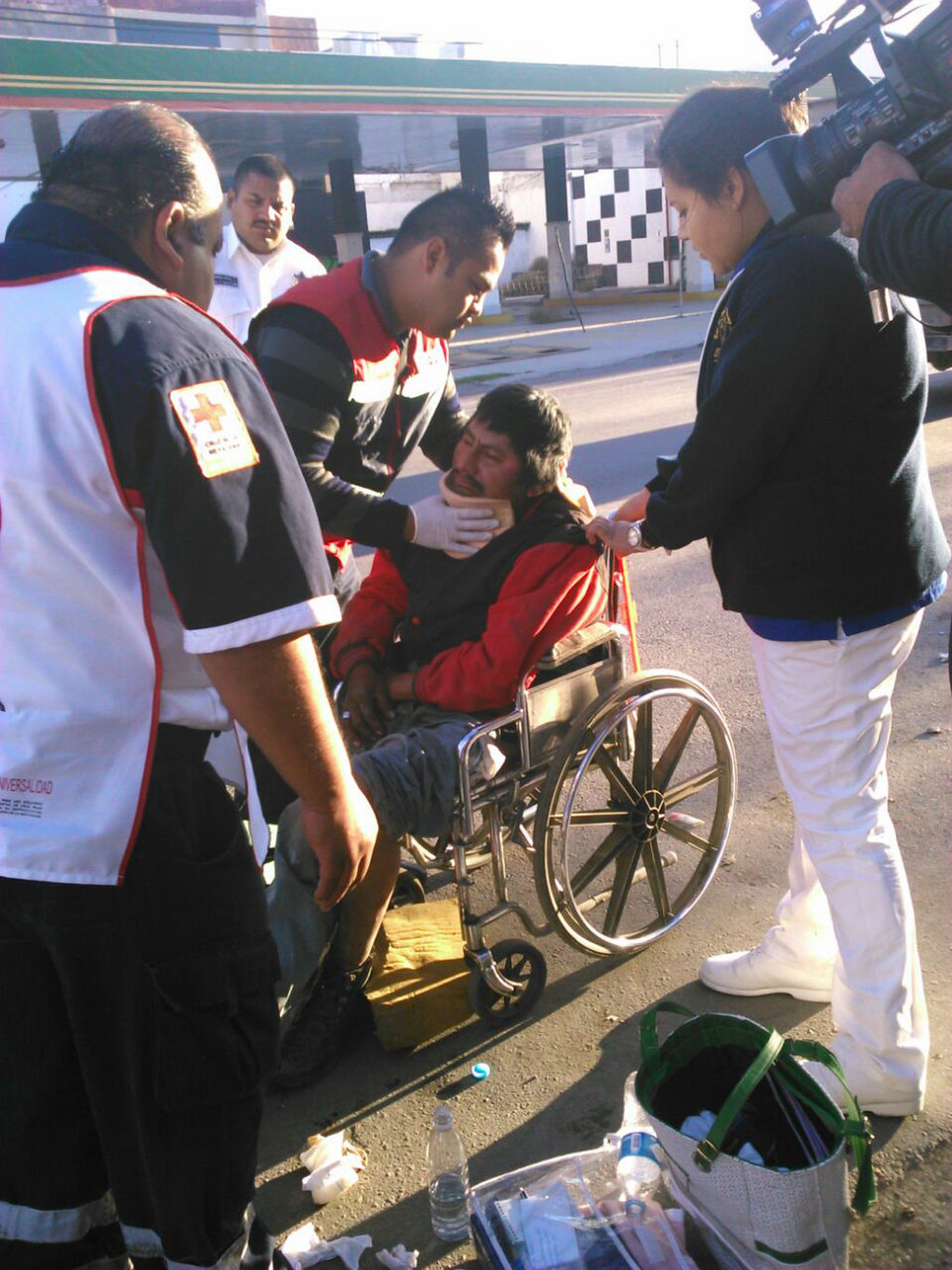 Atención. Paramédicos de la Cruz Roja, atendieron al hombre lesionado y lo trasladaron al hospital.