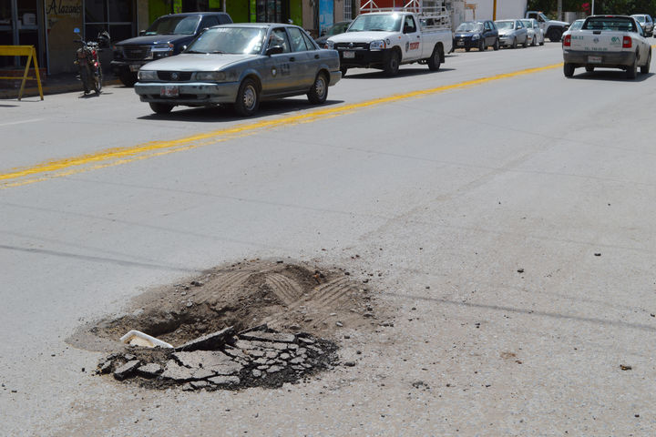 Baches. Se observan fallas en el bulevar Madero.