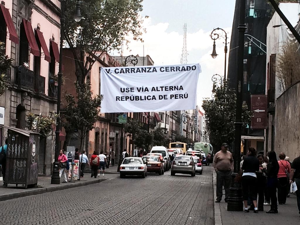 Sin paso. Varias calles del CentroHistórico de la Ciudad de México permanecieron cerradas ayer por el rodaje del filme.