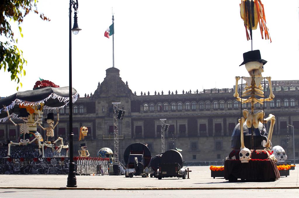 Montaje. En la plancha del Zócalo del Distrito Federal se colocó una enorme ofrenda alusiva al Día de losMuertos, con grandes figuras de calavera, las cuales se dicen costaron 100 mil pesos cada una.