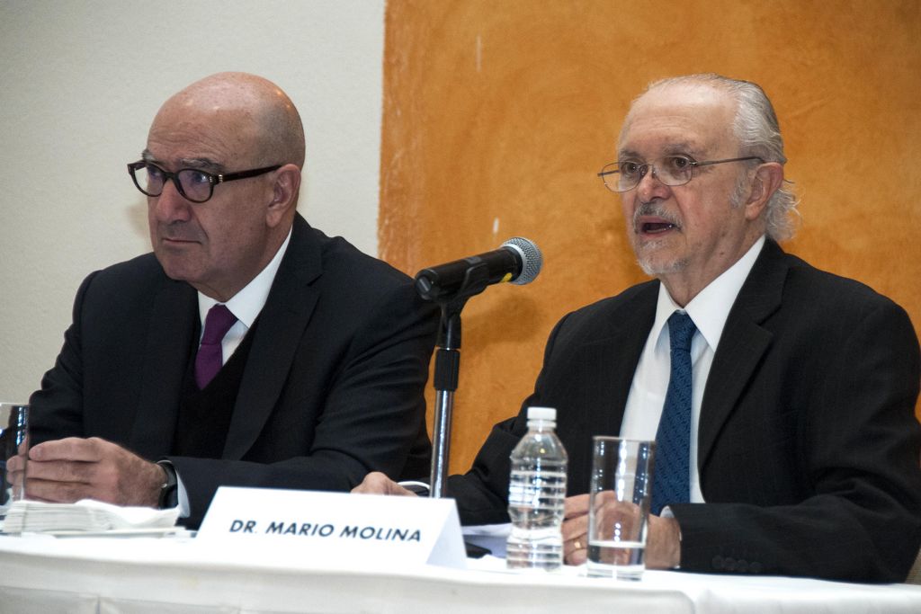 Medio ambiente. Juan José Guerra, titular de la Semarnat, (izq.) acompañado de Mario Molina, Premio Nobel.