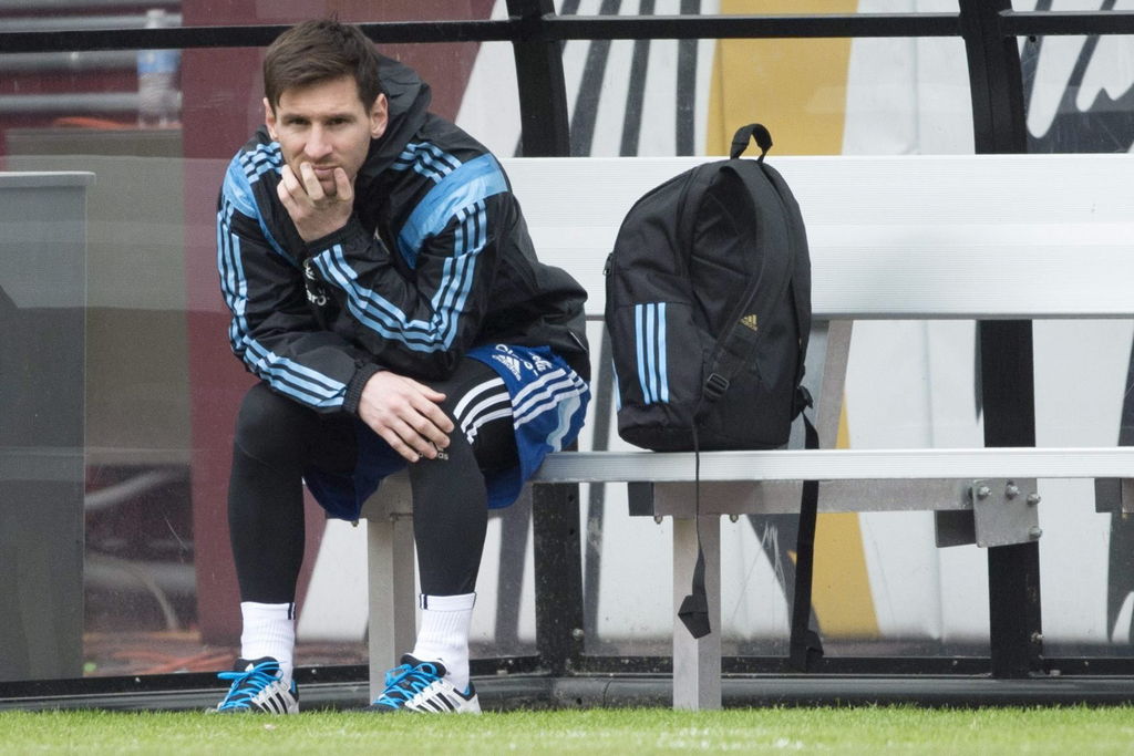 Messi permanece entre algodones por un dolor en el pie derecho y no parece estar en condiciones para ser titular desde el pitido inicial.