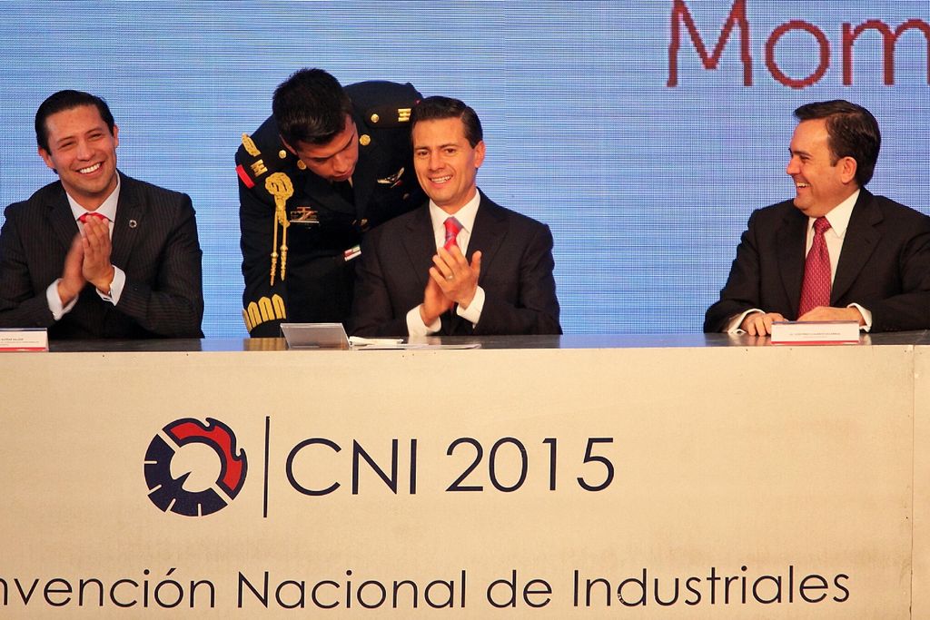 Industria. Rodrigo Alpizar Vallejo, el presidente Enrique Peña Nieto e Ildefonso Guajardo durante la Convención Nacional de Industriales, ayer viernes, la cual se efectuó en el World Trade Center. 