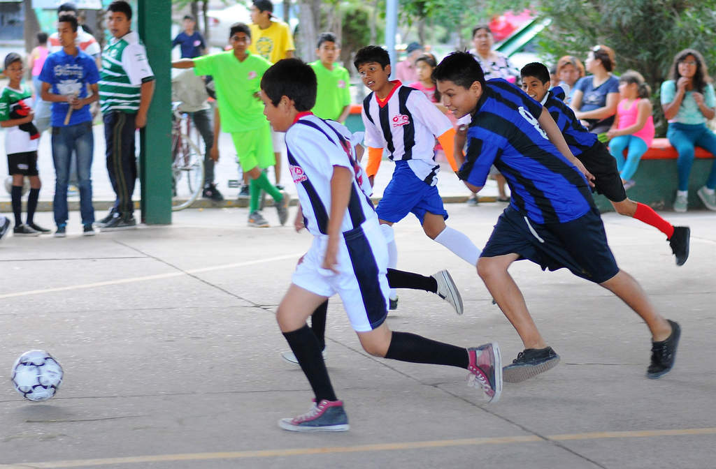 Comenzaron los primeros encuentros de futbol en la colonia Primero de Mayo, en Torreón.