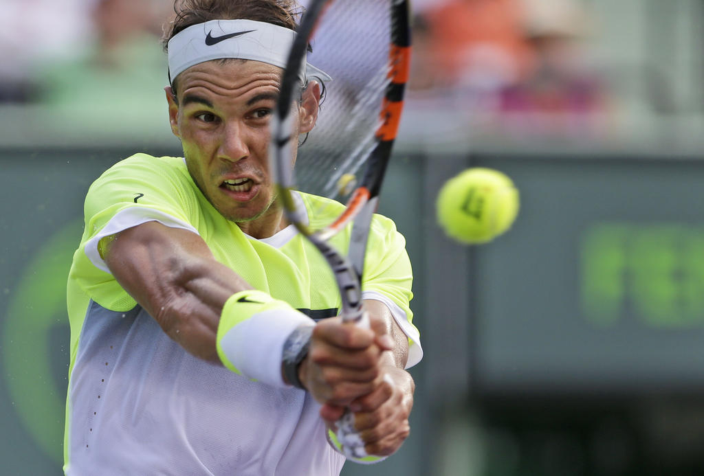 El tenista español Rafael Nadal dejó atrás la torcedura de tobillo sufrida el lunes y derrotó a su compatriota Nicolás Almagro. (AP)