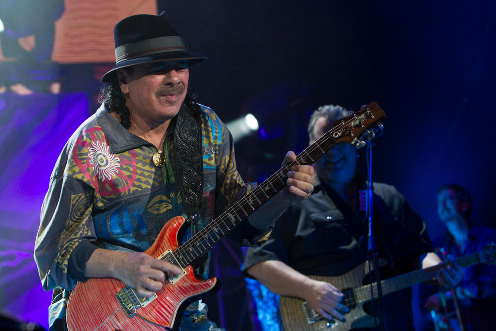 Santana llegó a la capital mexicana para demostrar porqué es considerado como uno de los mejores guitarristas de todos los tiempos. (Notimex)