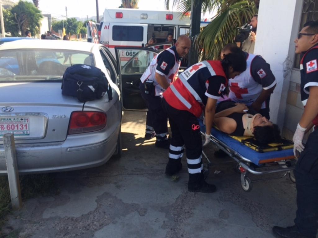 Paramédicos de Cruz Roja acudieron al lugar para auxiliar a dos de las mujeres y un bebé que viajaban en el Hundai y que resultaron lesionadas.