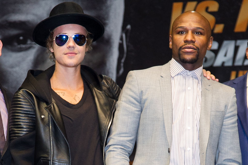 Mayweather Jr (derecha) con el cantante juvenil Justin Bieber durante la conferencia de prensa donde se hizo oficial el combate ante Pacquiao. (AP)