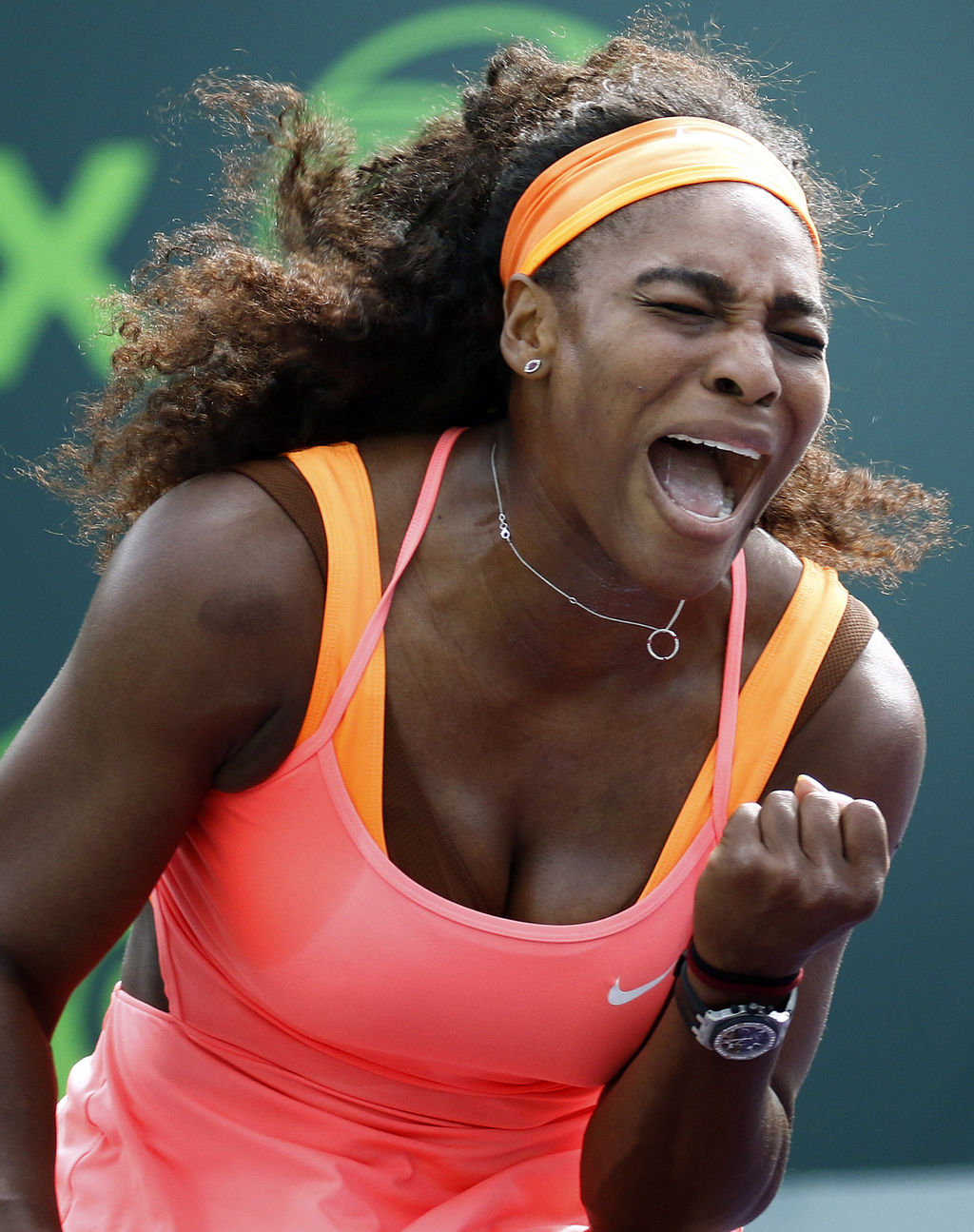 Serena Williams inició con éxito la defensa del título WTA en Miami. (AP)