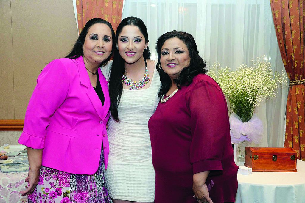   Mariel Fernanda Tavares Pérez con las anfitrionas de su prenupcial: su mamá, Ofelia Téllez, y su futura suegra, Sara Elia Salazar.
