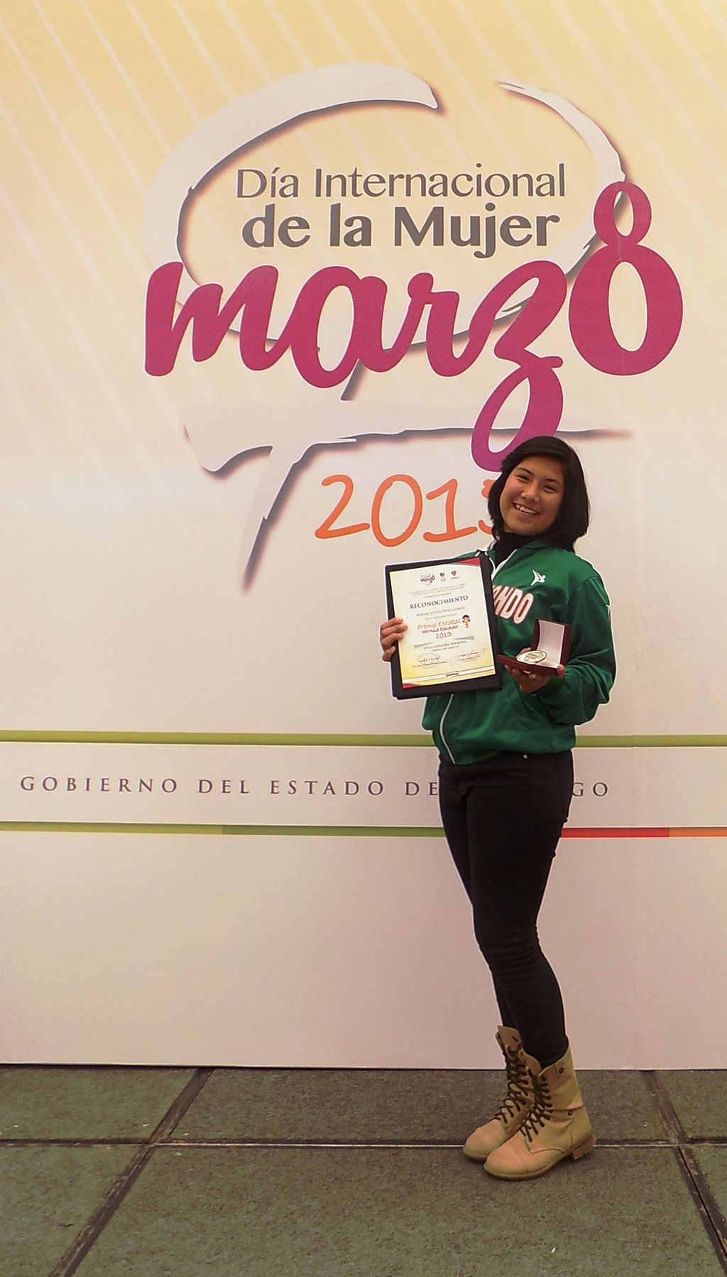 Reconocimiento. Recibe la joven lerdense Miriam Pérez, el  premio Hermila Galindo con motivo del Día de la Mujer.