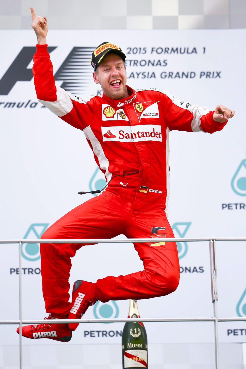Vettel llevaba 35 carreras sin estar en lo más alto de un podio, desde que como piloto de Red Bull ganó el Gran Premio de Brasil de 2013.  (EFE)