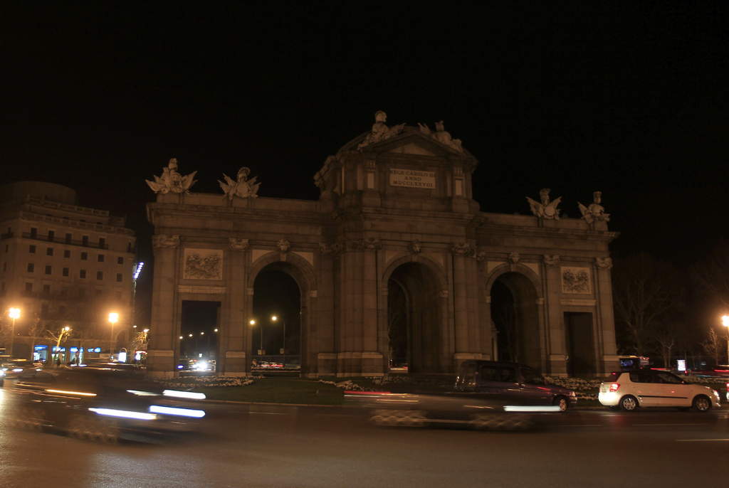 Puerta oscura. La mítica Puerta de Alcalá se apagó en Madrid. 