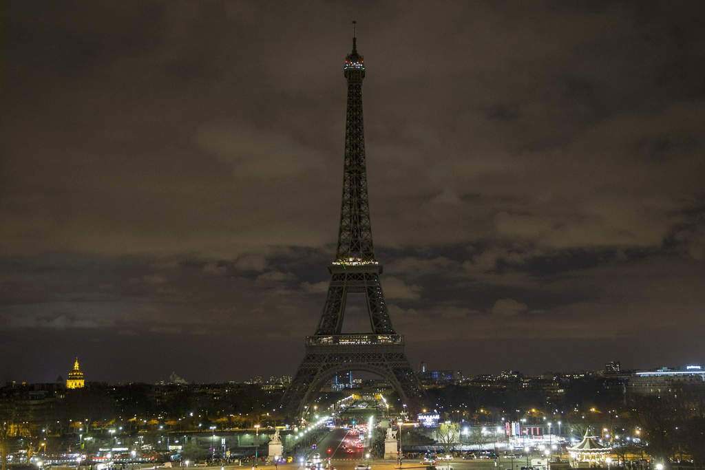 Magia. La majestuosa Torre Eiffel fue apagada durante una hora, dándole a París un toque inusual.