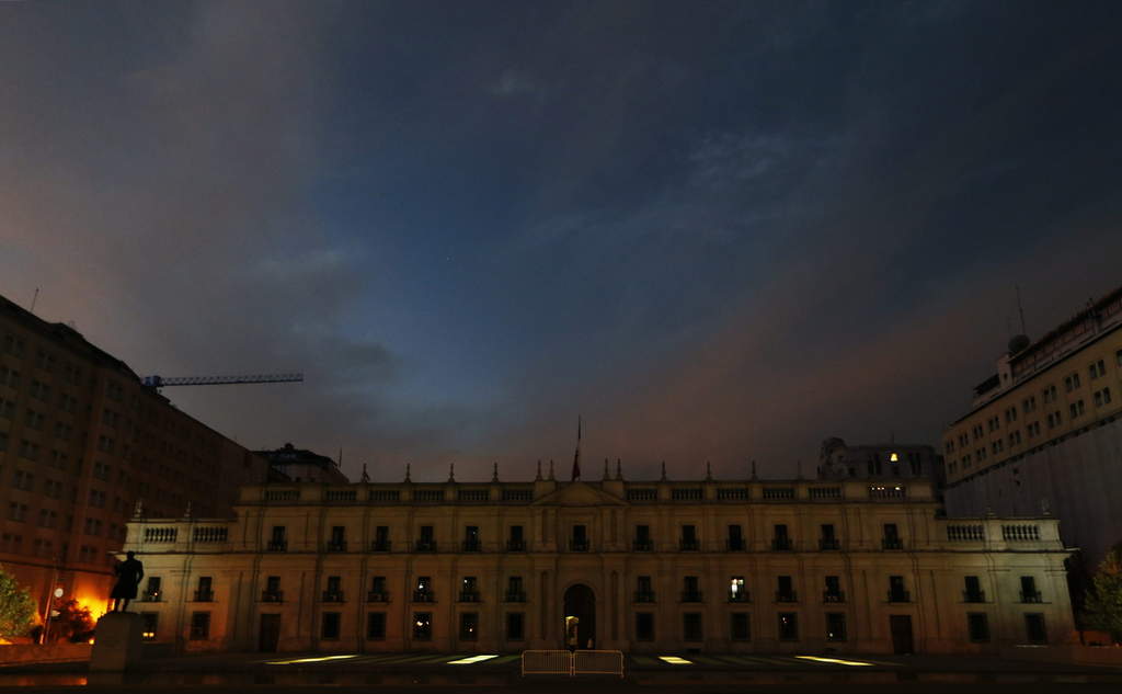 Palacio.El Palacio de la Moneda en Santiago de Chile se mostró sin las habituales luces que lo engalanan.