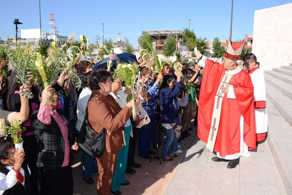 Rl obispo de Torreón José Guadalupe Galván Galindo acompañado por el administrador del Santuario del Cerro de las Noas José Luis Escamilla, bendijo los ramos de los presentes. (Fernando Compeán)