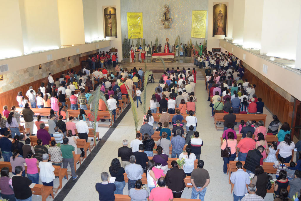 En la catedral, decenas de familias esperaban el arribo del contingente con sus ramos. (Fernando Compeán)
