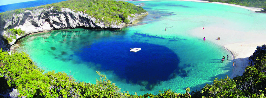 

Ubicado en la Isla Long, Dean's Blue Hole es el agujero azul más grande del mundo.

