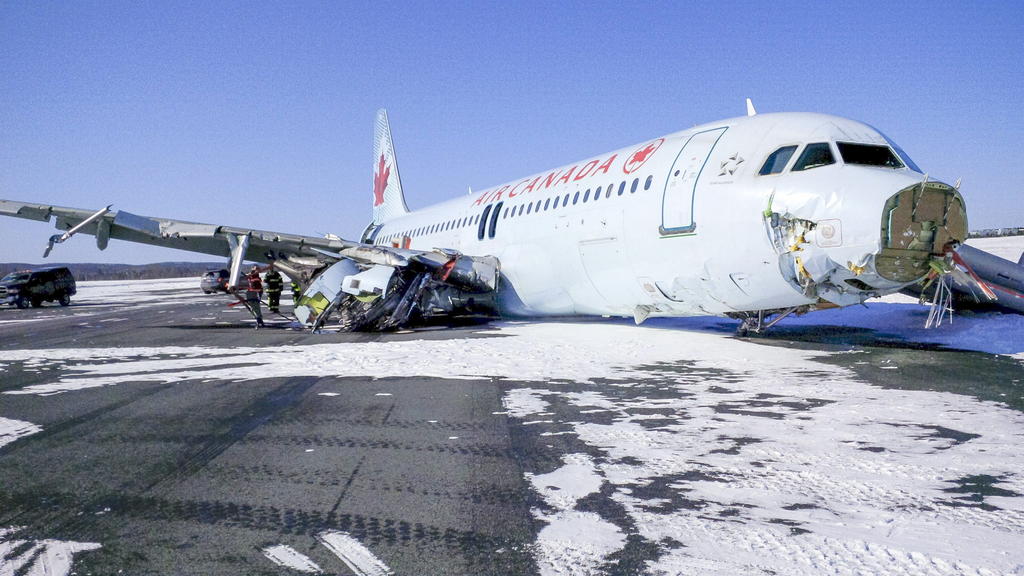 El vuelo AC624, un Airbus A320, procedente de Toronto, colisionó contra un poste eléctrico después de tomar tierra en el Aeropuerto Internacional de Halifax. (EFE)
