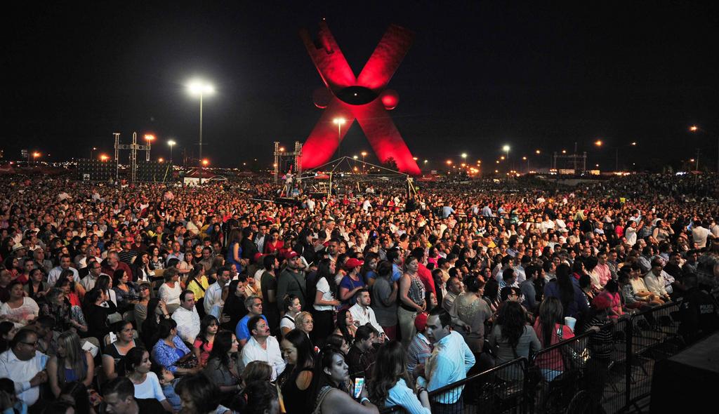 El cantante logró reunir a 138 mil personas en la Plaza de la Mexicanidad de Ciudad Juárez, Chihuahua. (Notimex)