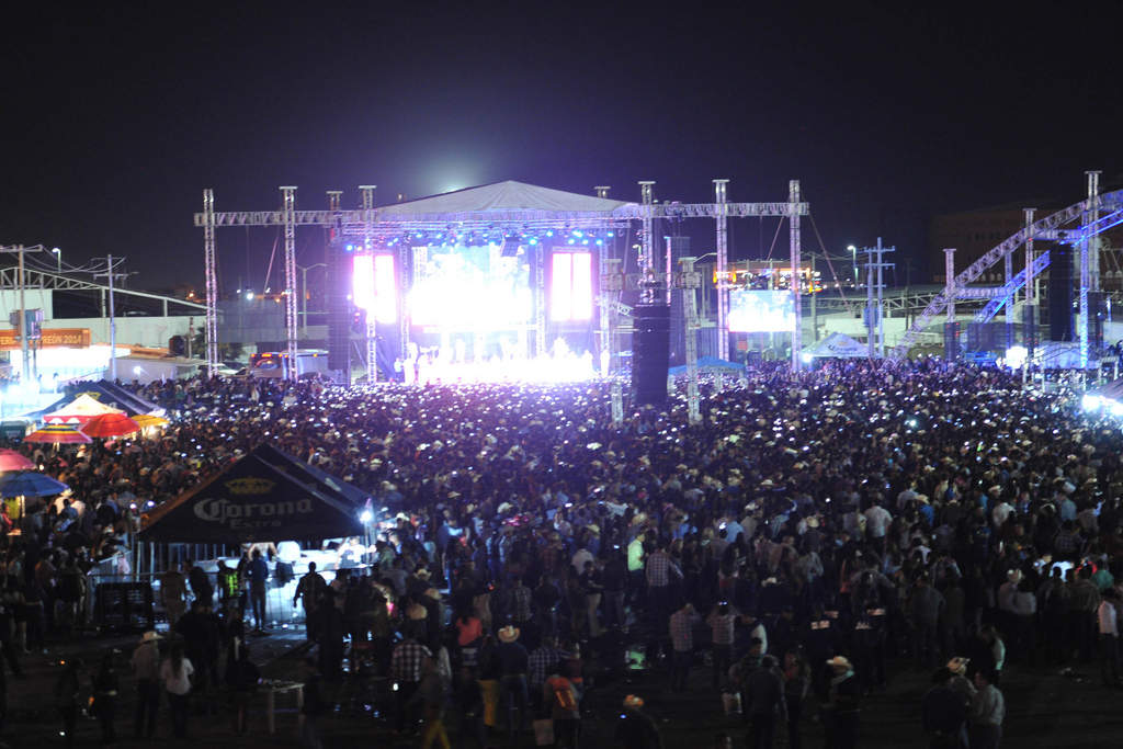 Miles de laguneros se dieron cita en el área de juegos de la Feria de Torreón. (Ramón Sotomayor) 