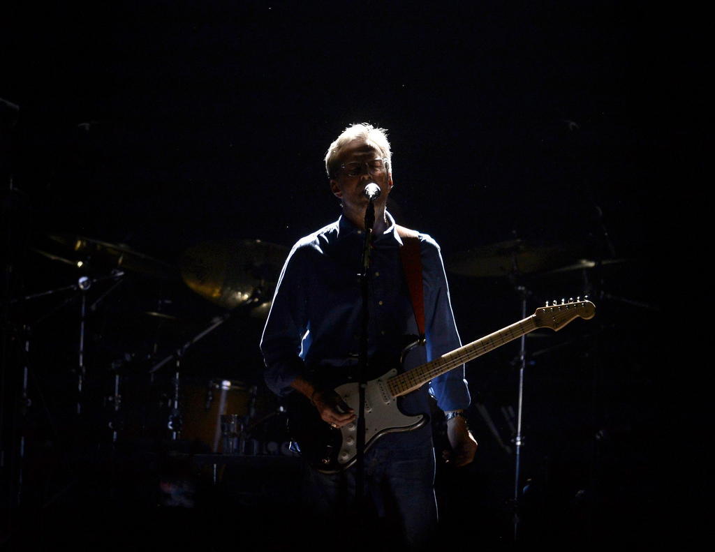 Eric Clapton, considerado uno de los mejores guitarristas de todos los tiempos y quien se encuentra en el Salón de la Fama del Rock, festeja este lunes su cumpleaños número 70, a la espera de lanzar una colección de discos con sus grandes éxitos titulada “Forever man”. (ARCHIVO)