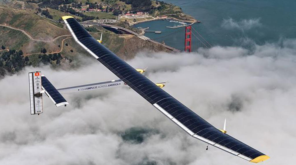El suizo Bertrand Piccard, uno de los pilotos del proyecto, se encuentra a los mandos de la aeronave, que lleva instalados más de 17.000 placas solares. (ESPECIAL)