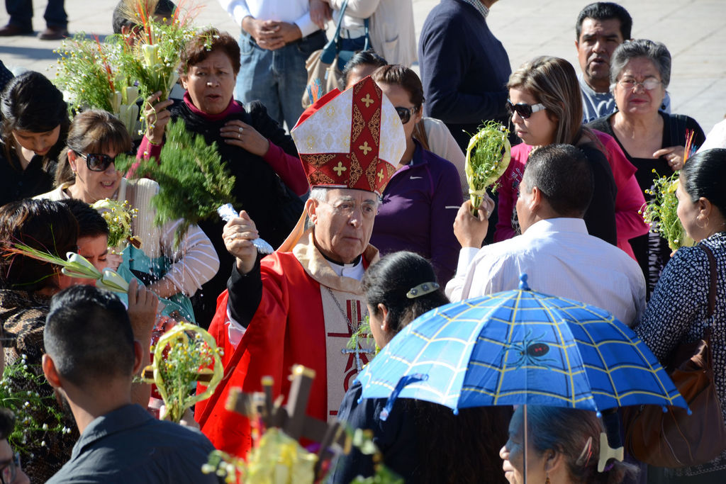 Bendición.  El obispo de Torreón encabezó la procesión del Domingo de Ramos en la Plaza Mayor. (FERNANDO COMPEÁN)