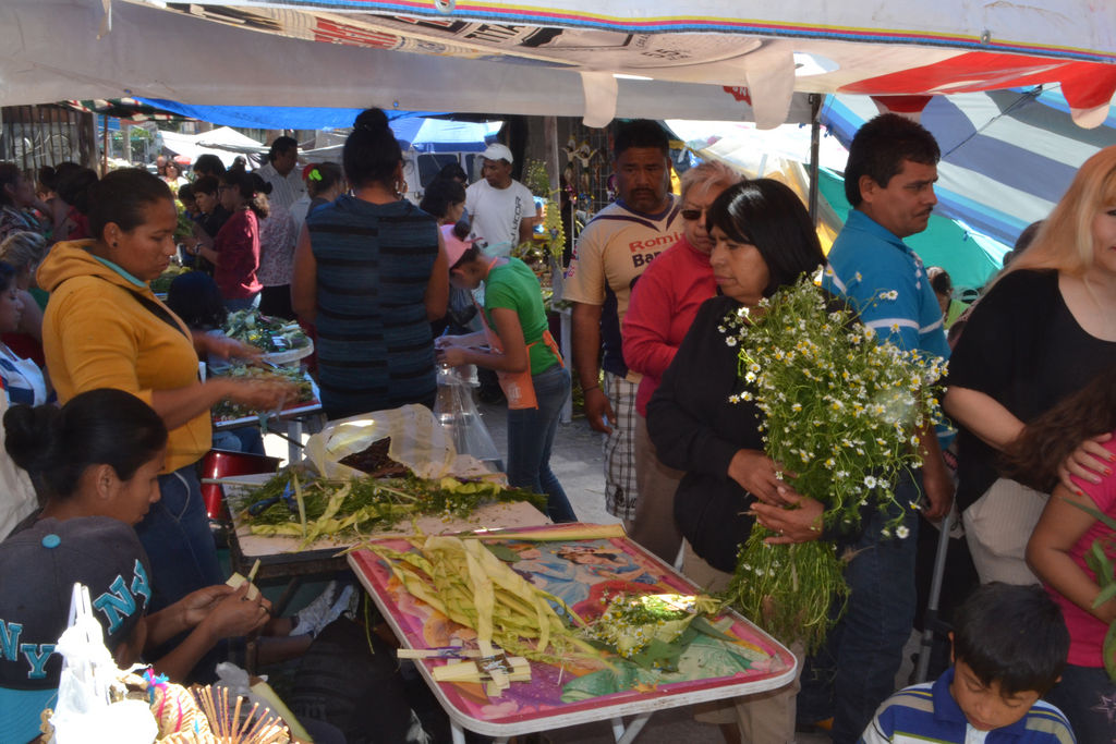 Afluencia. La presencia de vendedores ambulantes fue más notoria en la parroquia de Guadalupe de la ciudad de Torreón. (ANGÉLICA SANDOVAL)