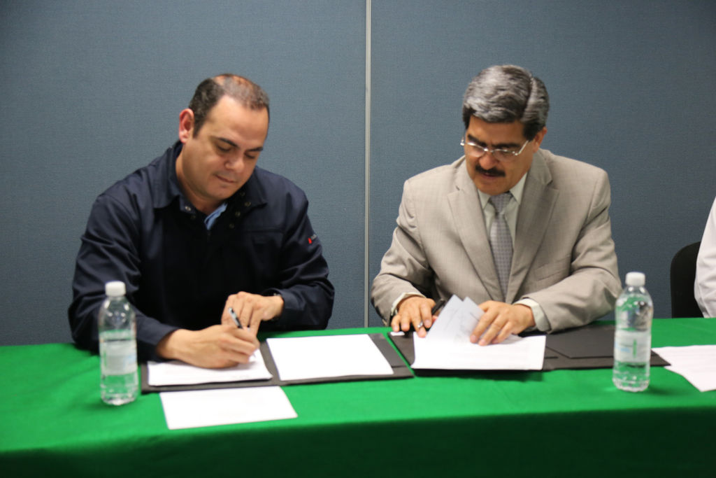 Capacitación. El rector de la UTT, Raúl Martínez y el gerente de la planta Takata, Jesús Gómez, firmaron el convenio. (Cortesía)
