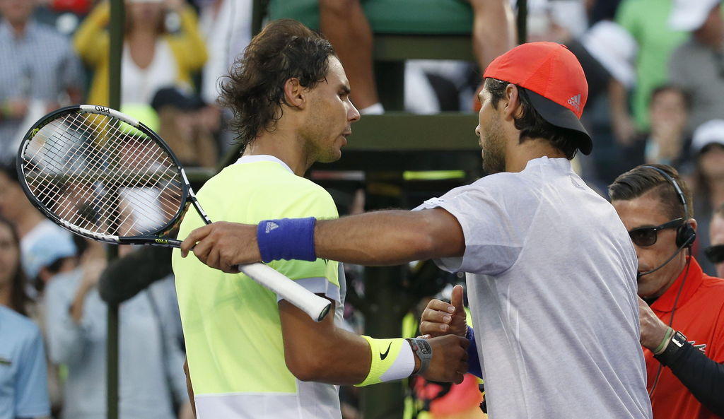 Fernando Verdasco saluda a su compatriota Rafael Nadal (i) luego de eliminarlo del torneo de Miami. Rafael Nadal no puede en Miami; cae en tercera ronda