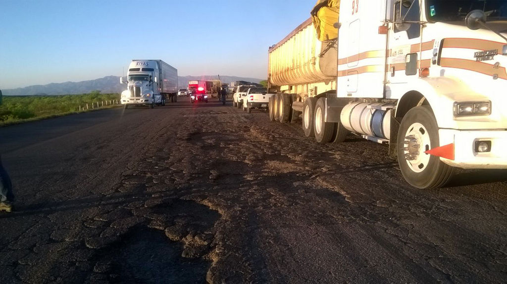 Baches. Denuncian viajeros las malas condiciones en las que se encuentra la carretera a Zacatecas en algunos tramos. (Cortesía)