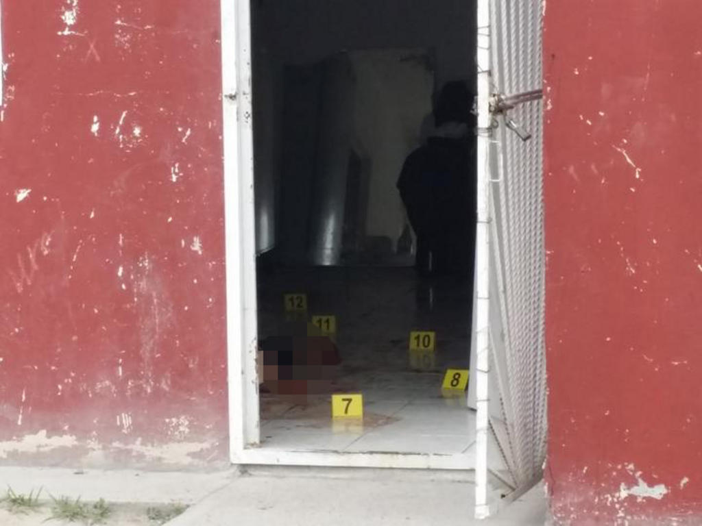 Autoridades de la PGJE en la Región Norte I, identificaron a la víctima como Gabriel Hernández de 33 años, quien vivía solo en dicho domicilio. 
